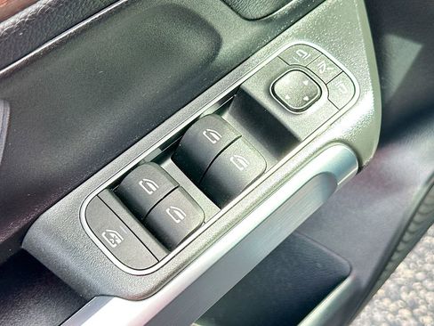 Used 2022 Mercedes-Benz GLB 250 4MATIC w/ Premium Package Lite image 18