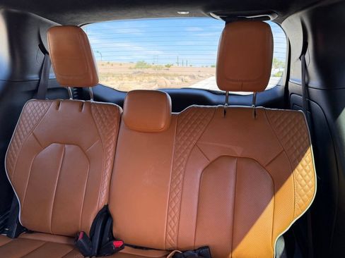 Used 2023 Chrysler Pacifica Pinnacle FWD image 9