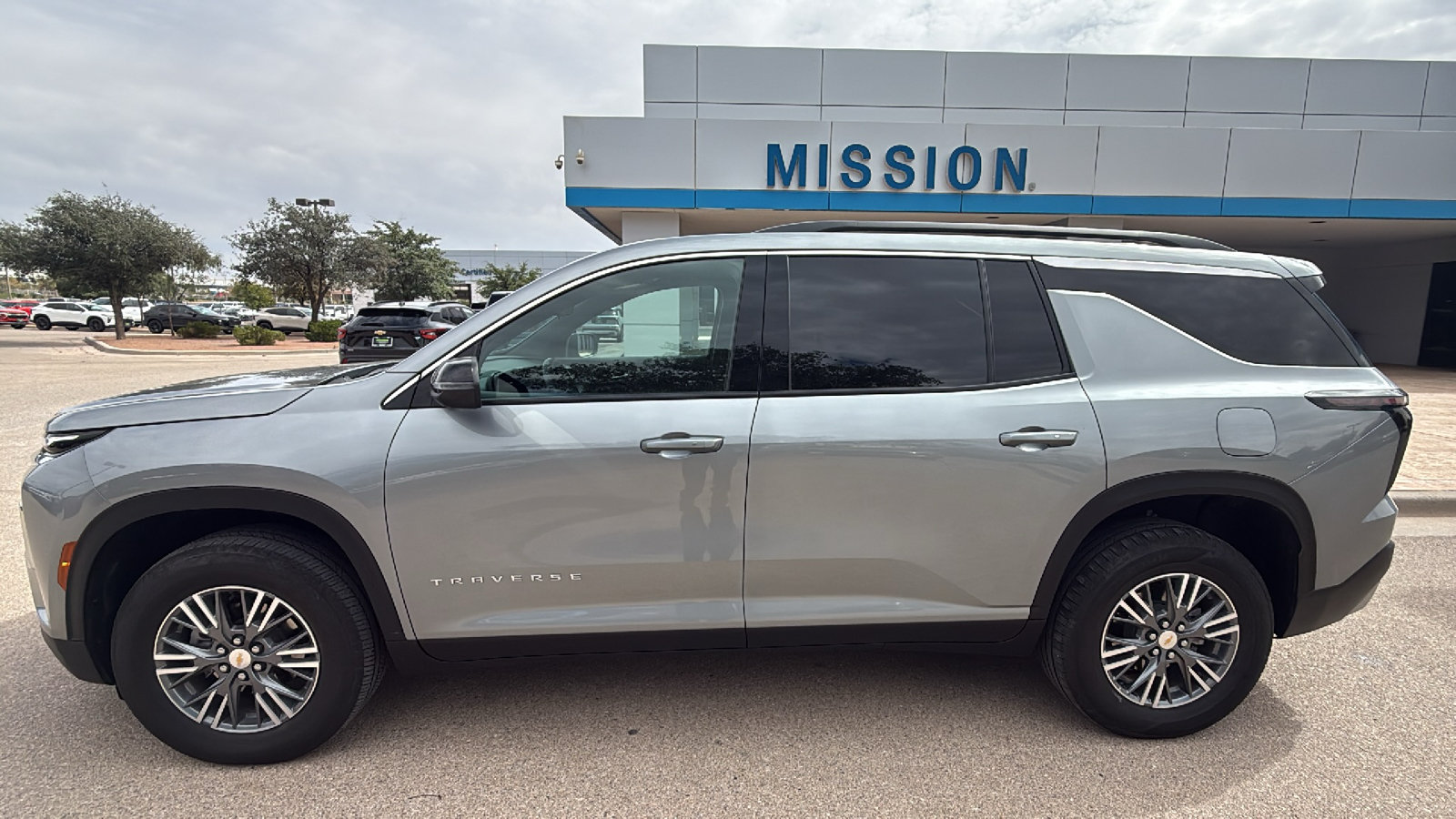 Used 2026 Chevrolet Traverse LT FWD image 4