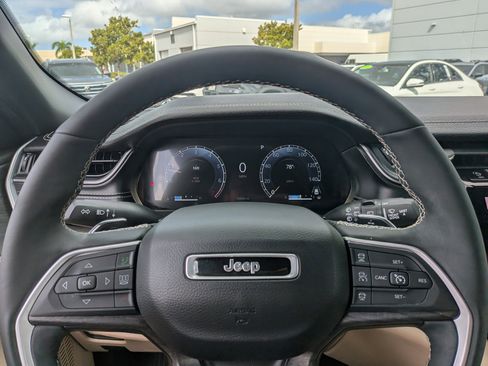 Used 2025 Jeep Grand Cherokee Limited image 28