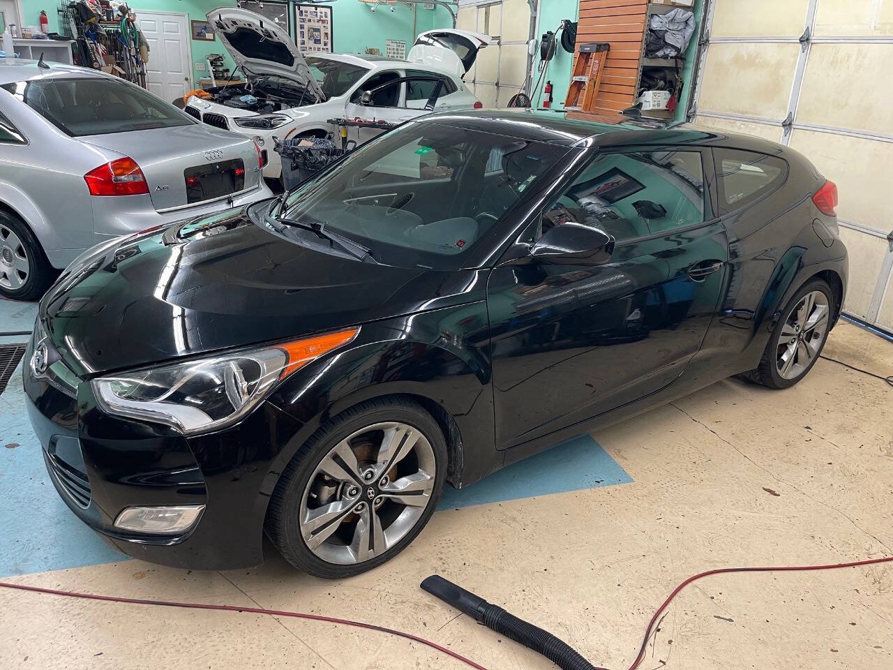 Used 2017 Hyundai Veloster Value Edition FWD image 1