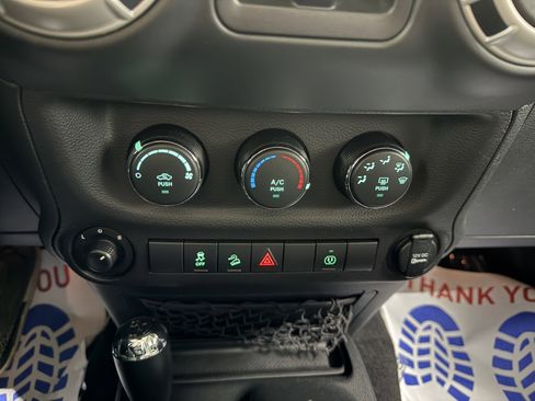Used 2017 Jeep Wrangler Unlimited Sahara w/ Connectivity Group AWD/4WD image 17