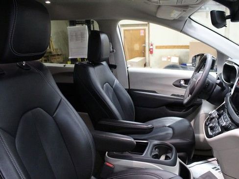 Used 2024 Chrysler Pacifica Touring-L FWD image 10