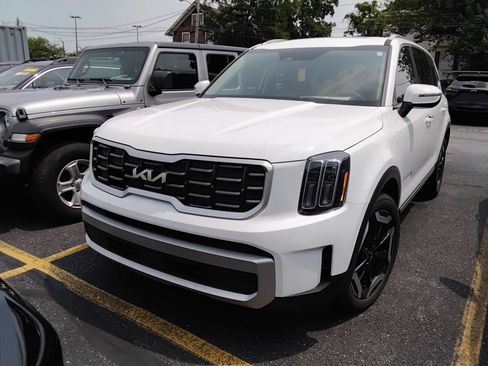 Used 2024 Kia Telluride S w/ S Sunroof Package FWD image 2