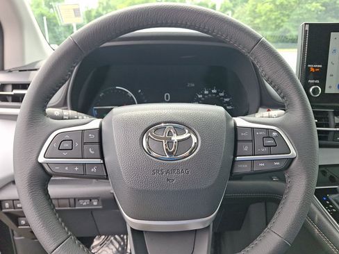 Certified 2025 Toyota Sienna XLE FWD image 17