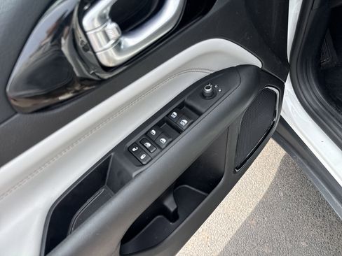 Used 2025 Jeep Compass Limited AWD/4WD image 16