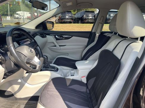 Used 2017 Nissan Rogue Sport SV w/ SV Premium Package FWD image 16