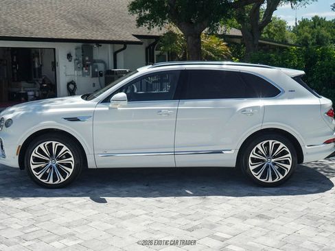 Used 2021 Bentley Bentayga image 1