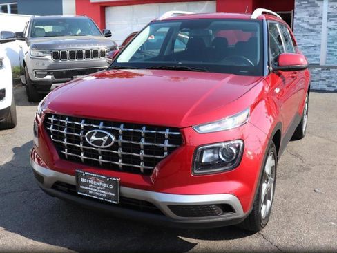 Used 2023 Hyundai Venue SEL FWD image 2