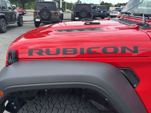 Used 2024 Jeep Gladiator Rubicon w/ Convenience Group AWD/4WD image 14