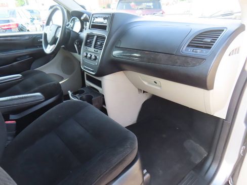 Used 2016 Dodge Grand Caravan American Value Package w/ UConnect Hands-Free Group FWD image 17
