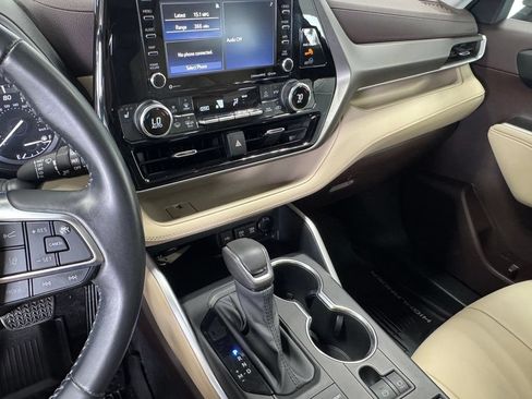 Used 2020 Toyota Highlander XLE AWD/4WD image 17