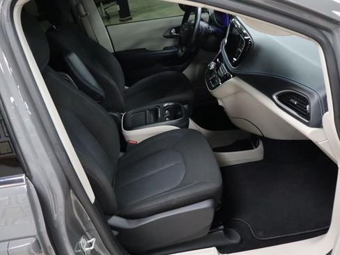 Used 2021 Chrysler Pacifica Touring w/ Cold Weather Group FWD image 24