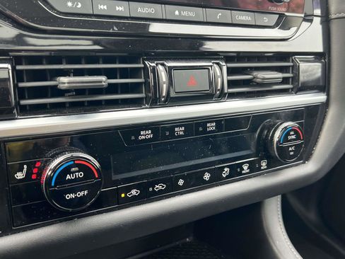 Used 2022 Nissan Pathfinder SV w/ SV Premium Package image 32