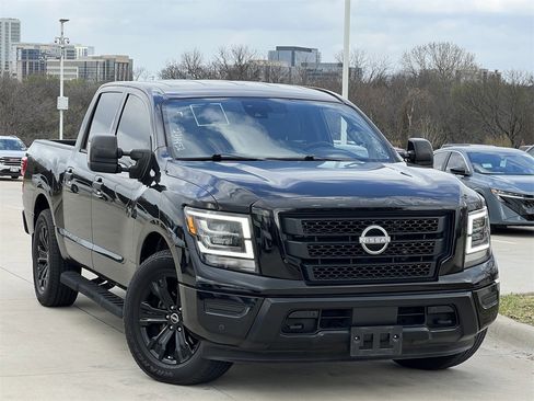Used 2024 Nissan Titan SV w/ SV Convenience Package image 2