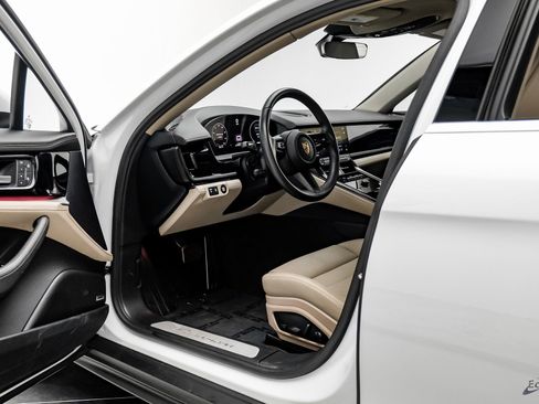 Used 2025 Porsche Panamera w/ Premium Package image 31