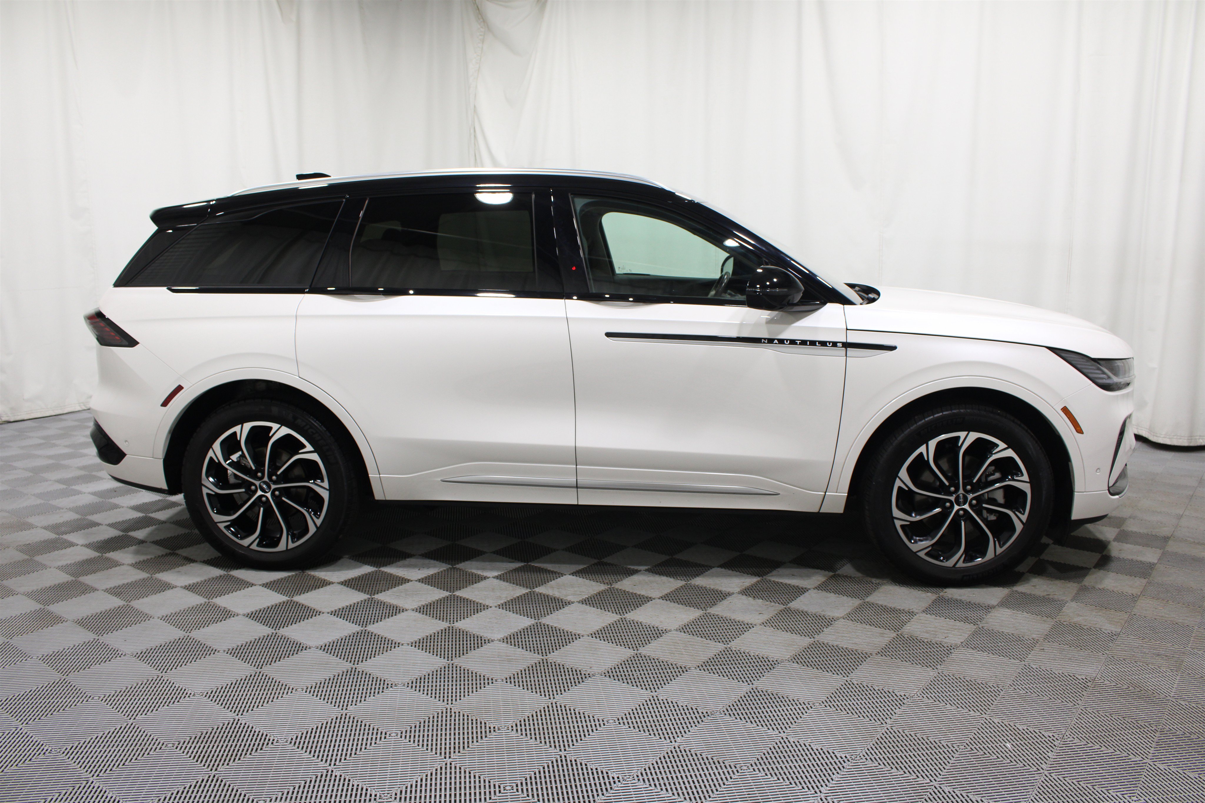 Used 2024 Lincoln Nautilus Reserve AWD/4WD image 30