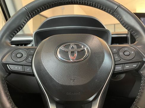 Used 2025 Toyota Corolla Cross LE image 27