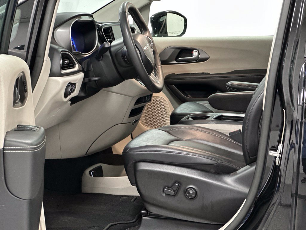 Used 2024 Chrysler Pacifica Touring-L FWD image 19