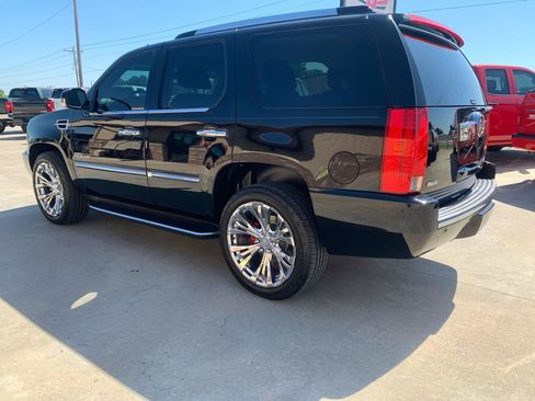 Used 2011 Cadillac Escalade Luxury RWD image 4