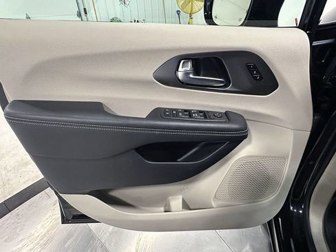 Used 2022 Chrysler Pacifica Touring-L FWD image 19