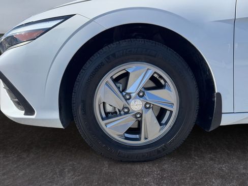 Used 2025 Hyundai Elantra SE FWD image 9