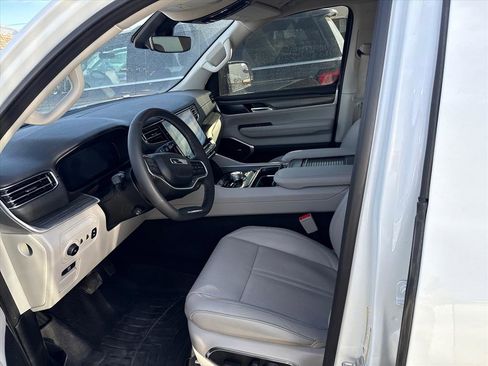 Used 2024 Jeep Wagoneer L Series II w/ HD Trailer Tow Package image 5