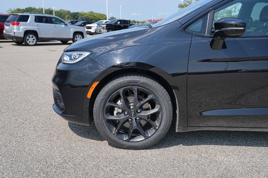 Used 2025 Chrysler Pacifica Limited FWD image 12