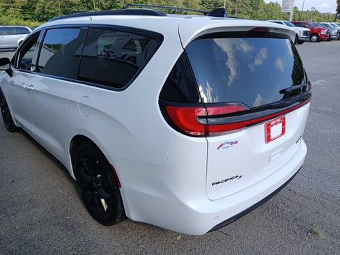 Used 2025 Chrysler Pacifica Limited FWD image 5
