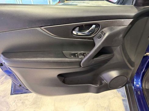 Used 2019 Nissan Rogue SV image 14