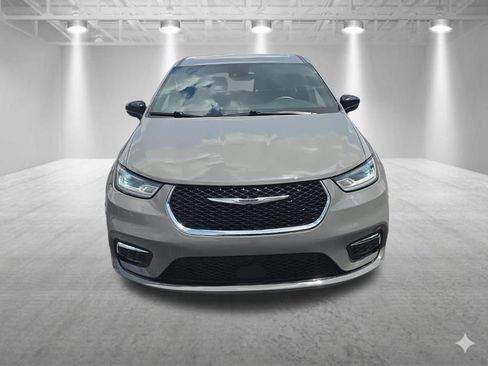 Used 2025 Chrysler Pacifica Select FWD image 9