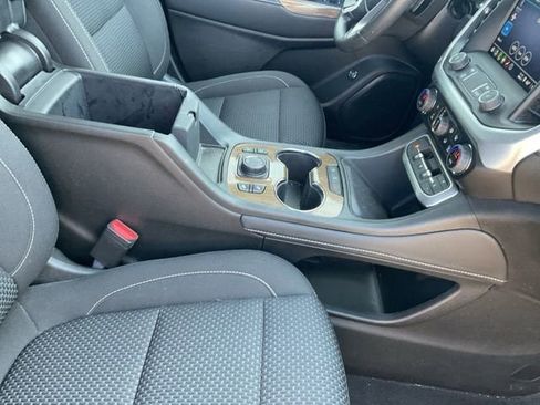 Used 2023 GMC Acadia SLE w/ Driver Convenience Package image 16