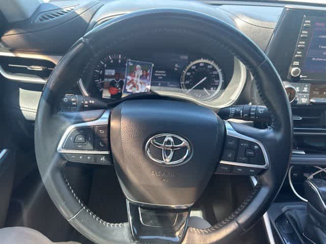 Used 2020 Toyota Highlander XLE FWD image 13