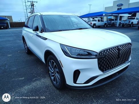 New 2026 Lincoln Aviator 2WD image 2