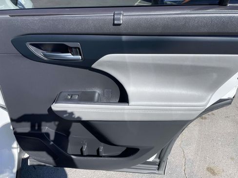 Used 2023 Toyota Highlander XLE image 38