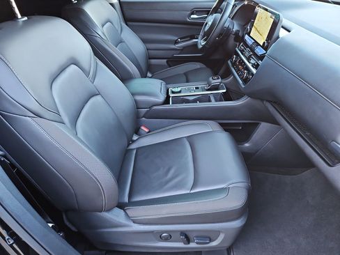 Certified 2025 Nissan Pathfinder SL image 22