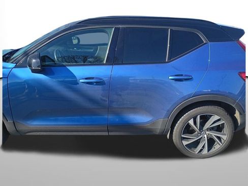 Used 2021 Volvo XC40 T5 R-Design w/ Advanced Package image 2
