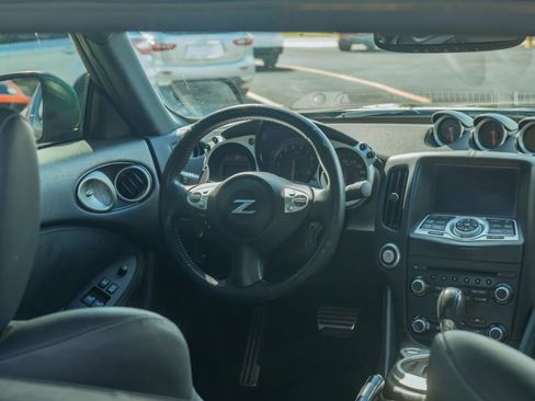 Used 2018 Nissan 370Z Touring RWD image 23