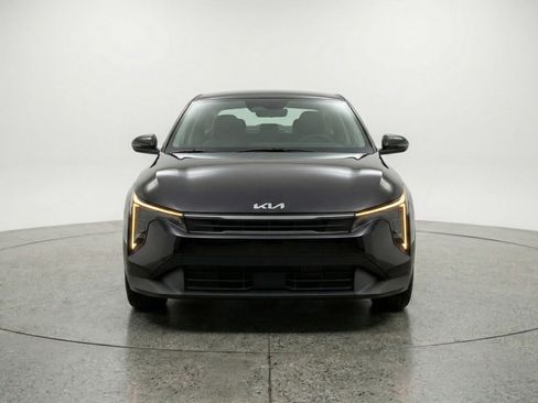 Used 2025 Kia K4 LXS image 2