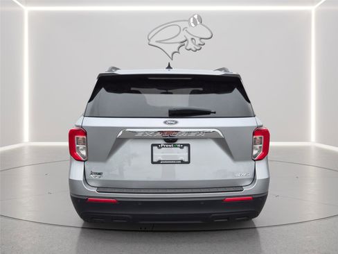 Used 2023 Ford Explorer XLT AWD/4WD image 5