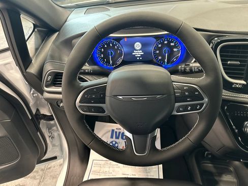 New 2027 Chrysler Pacifica Select AWD/4WD image 16
