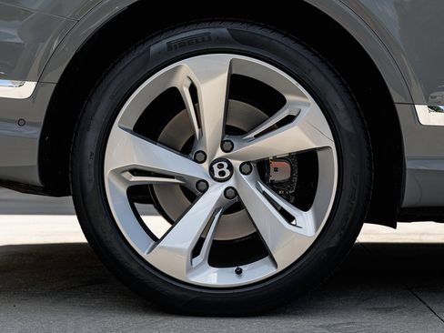 Used 2024 Bentley Bentayga image 8