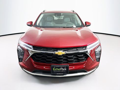 Used 2025 Chevrolet Trax LT w/ LT Convenience Package image 2