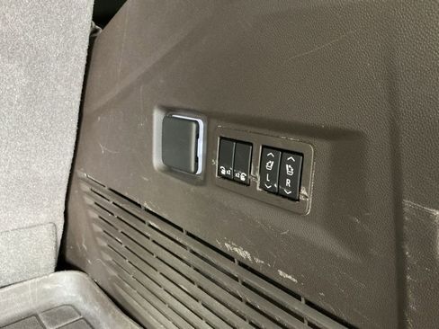 Used 2022 Chevrolet Tahoe LT w/ LT Signature Package image 31