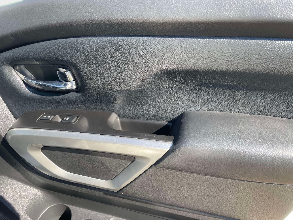 Used 2018 Nissan Titan SV w/ SV Convenience Package AWD/4WD image 9