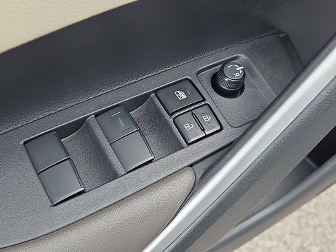 Used 2024 Toyota Corolla Cross XLE image 13