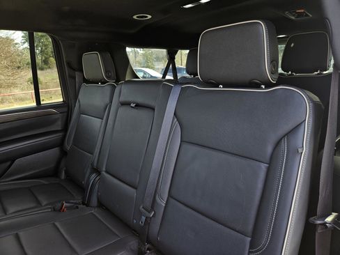 Used 2024 Chevrolet Suburban Premier image 27