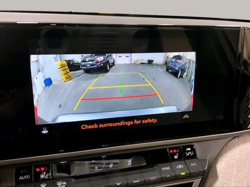 Used 2025 Toyota Camry XLE AWD/4WD image 27
