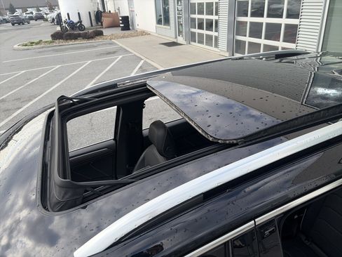 Used 2024 Volkswagen Tiguan SEL R-Line image 9