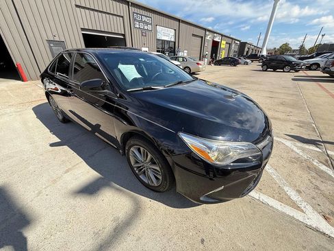 Used 2016 Toyota Camry SE image 3